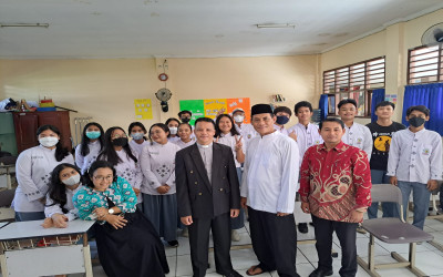 Siswa SMAN 10 Gelar Paskah di Bulan Puasa